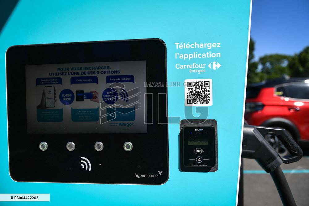 Eric Lombard and Marc Ferracci observe charging points for electric vehicles near Paris - FA