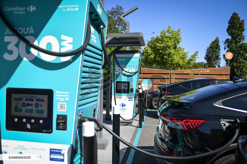 Eric Lombard and Marc Ferracci observe charging points for electric vehicles near Paris - FA