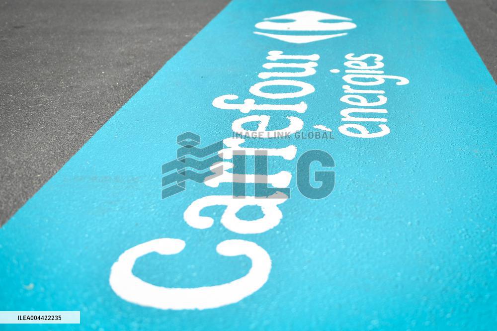 Eric Lombard and Marc Ferracci observe charging points for electric vehicles near Paris - FA