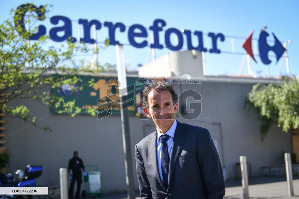 Eric Lombard and Marc Ferracci observe charging points for electric vehicles near Paris - FA