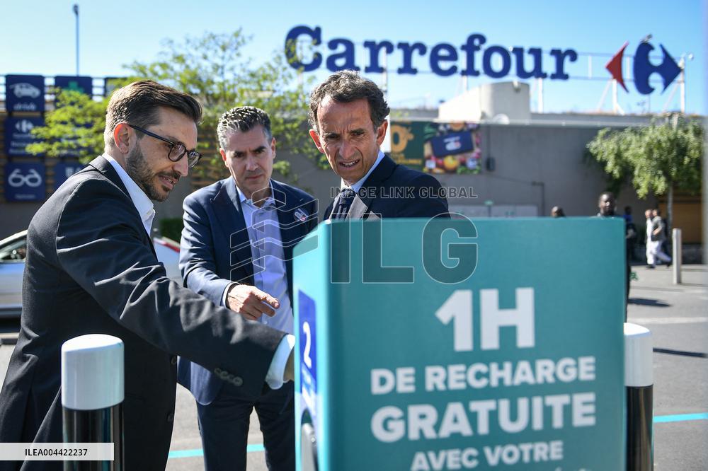 Eric Lombard and Marc Ferracci observe charging points for electric vehicles near Paris - FA
