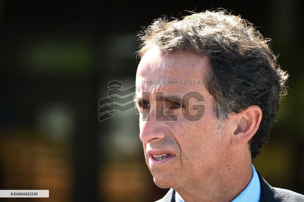 Eric Lombard and Marc Ferracci observe charging points for electric vehicles near Paris - FA