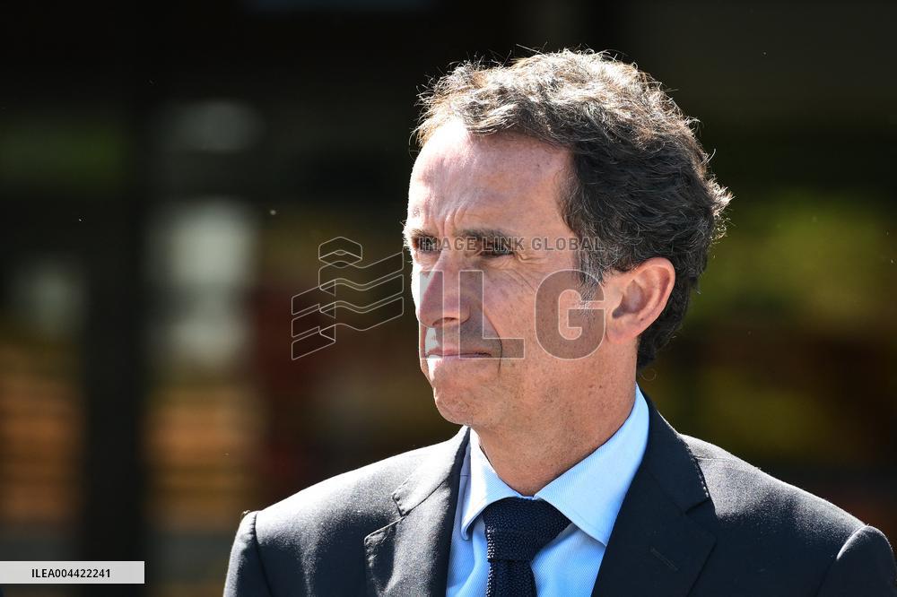 Eric Lombard and Marc Ferracci observe charging points for electric vehicles near Paris - FA