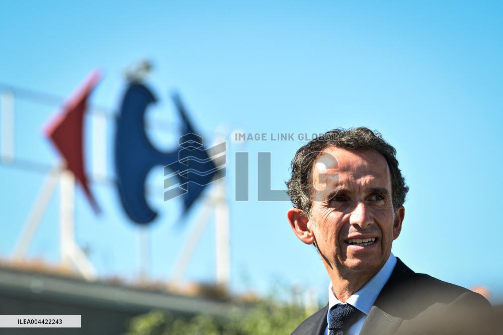 Eric Lombard and Marc Ferracci observe charging points for electric vehicles near Paris - FA