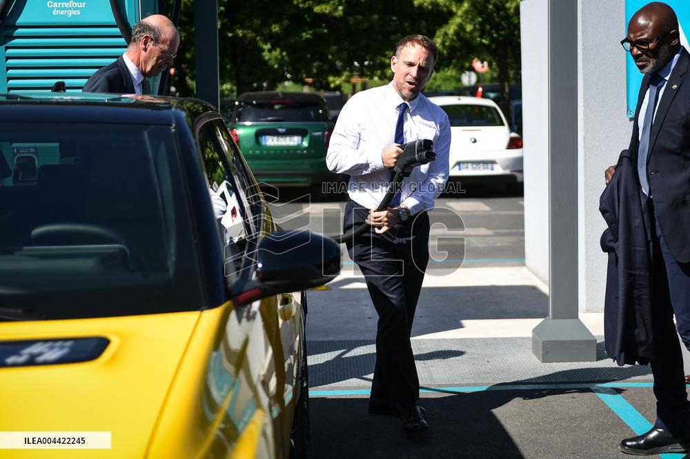 Eric Lombard and Marc Ferracci observe charging points for electric vehicles near Paris - FA