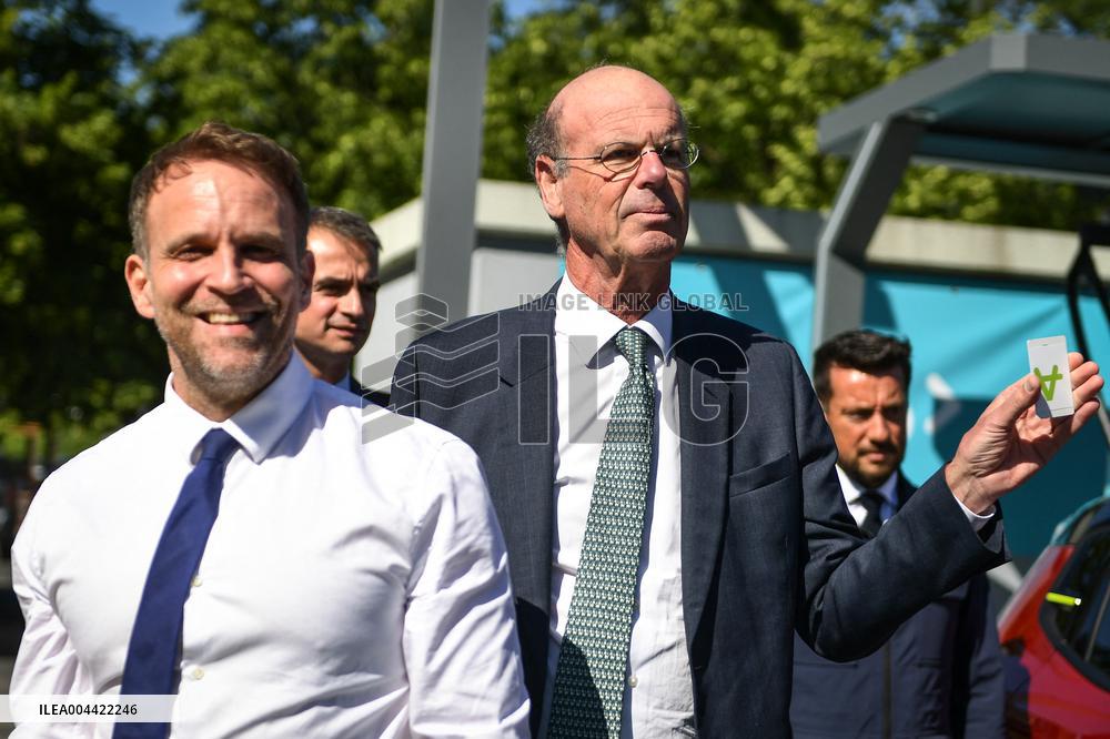 Eric Lombard and Marc Ferracci observe charging points for electric vehicles near Paris - FA