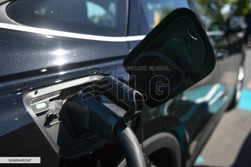 Eric Lombard and Marc Ferracci observe charging points for electric vehicles near Paris - FA