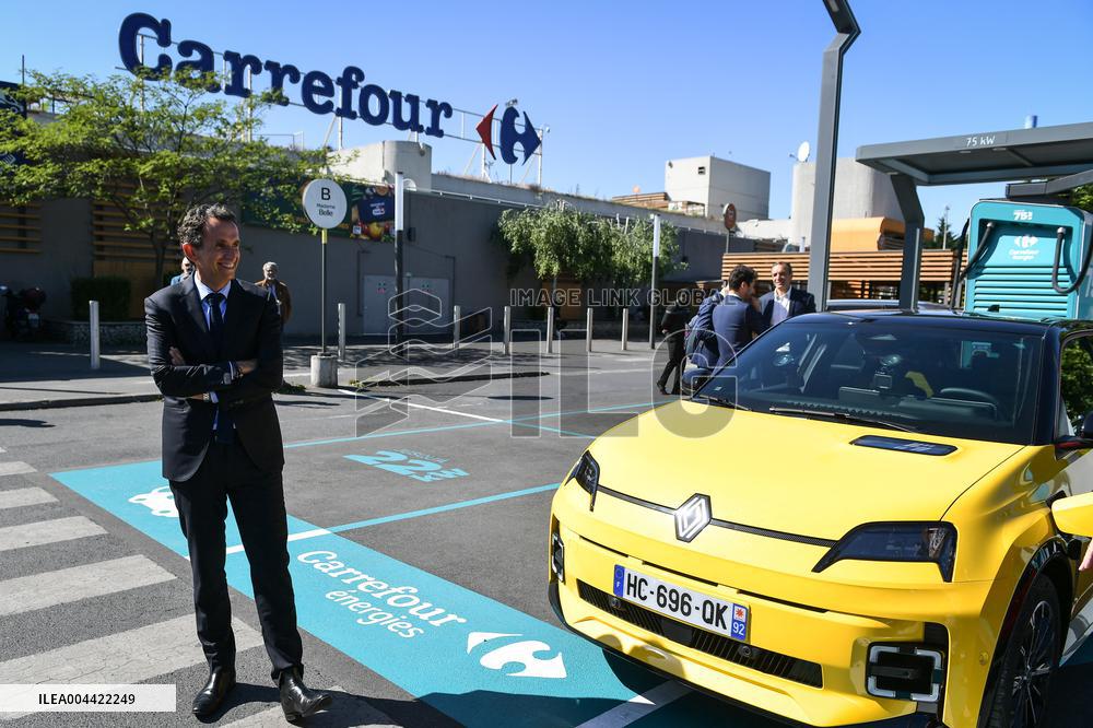 Eric Lombard and Marc Ferracci observe charging points for electric vehicles near Paris - FA