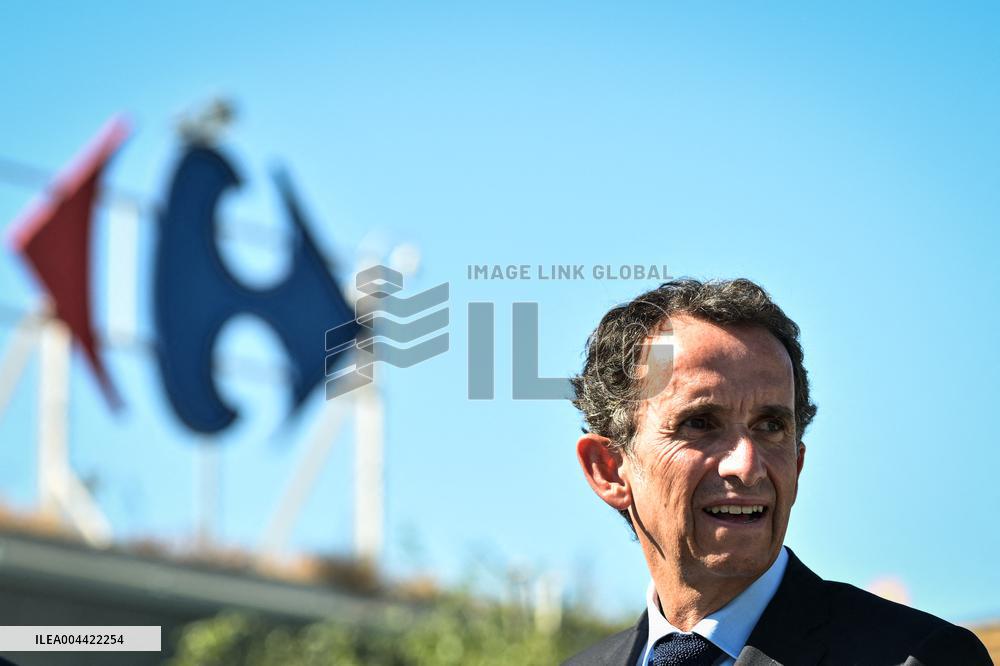 Eric Lombard and Marc Ferracci observe charging points for electric vehicles near Paris - FA