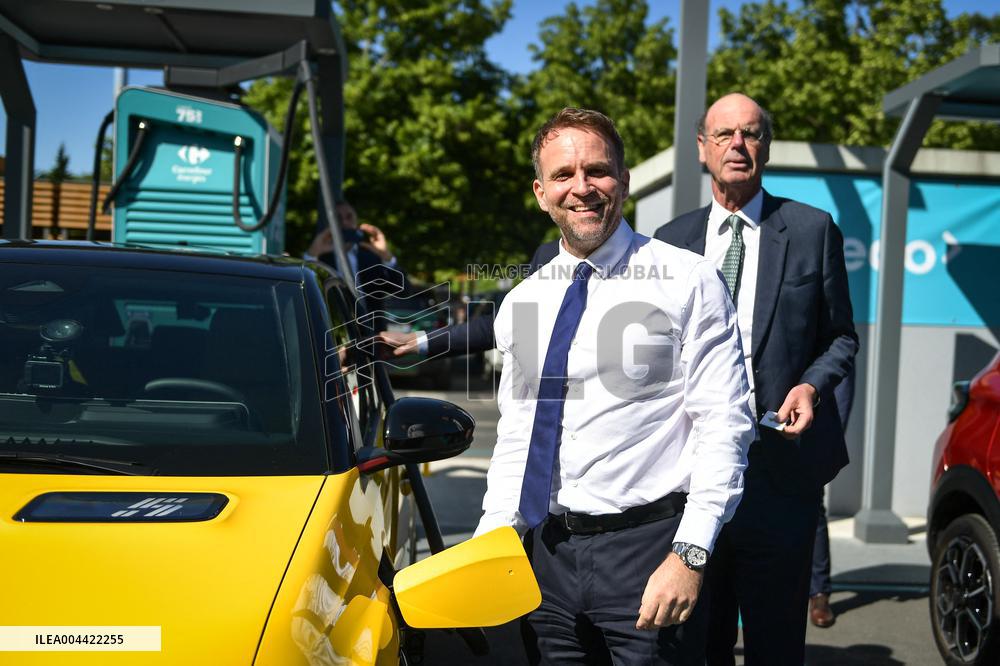 Eric Lombard and Marc Ferracci observe charging points for electric vehicles near Paris - FA