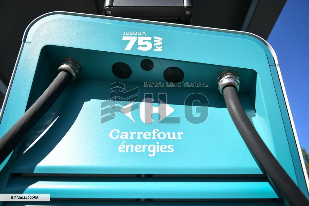 Eric Lombard and Marc Ferracci observe charging points for electric vehicles near Paris - FA