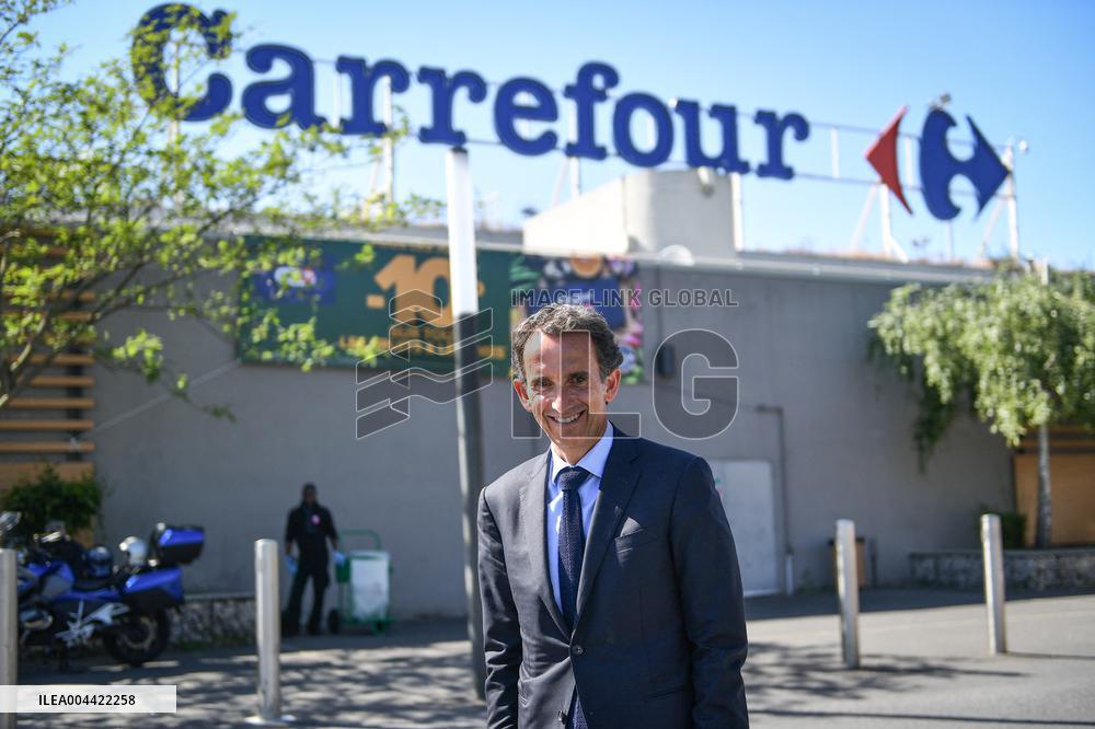 Eric Lombard and Marc Ferracci observe charging points for electric vehicles near Paris - FA