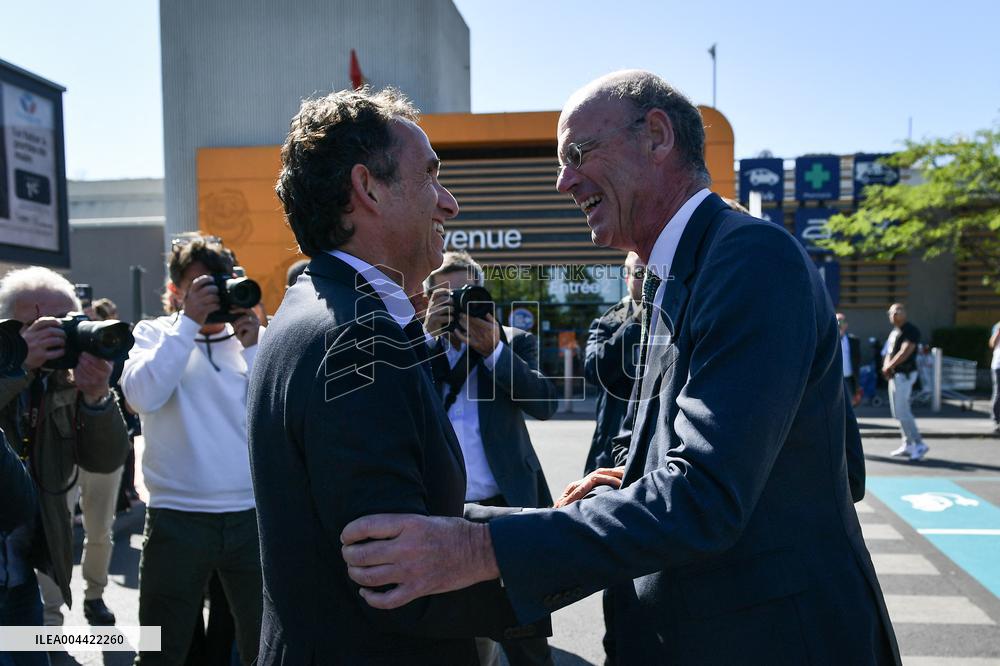 Eric Lombard and Marc Ferracci observe charging points for electric vehicles near Paris - FA