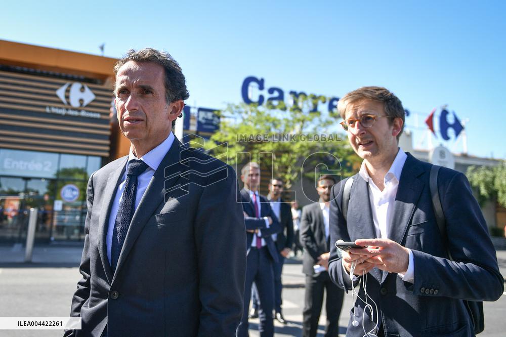 Eric Lombard and Marc Ferracci observe charging points for electric vehicles near Paris - FA