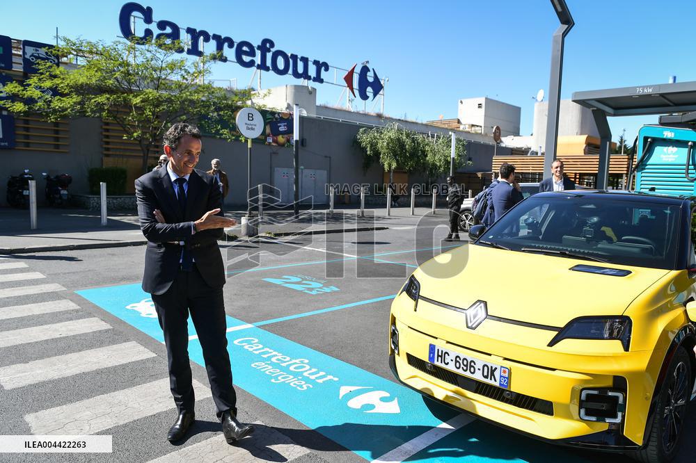 Eric Lombard and Marc Ferracci observe charging points for electric vehicles near Paris - FA
