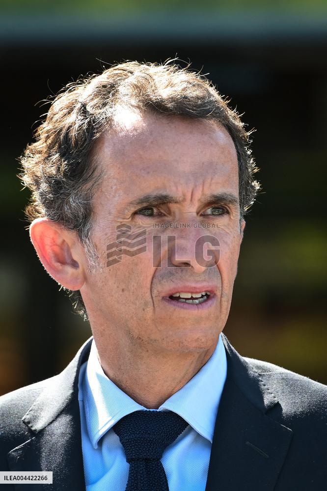 Eric Lombard and Marc Ferracci observe charging points for electric vehicles near Paris - FA
