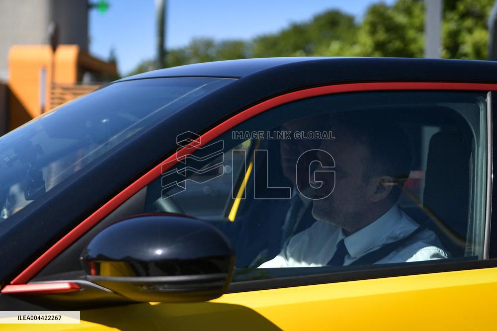 Eric Lombard and Marc Ferracci observe charging points for electric vehicles near Paris - FA