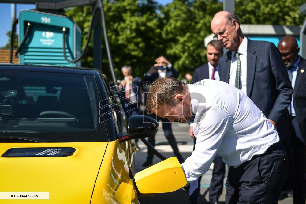 Eric Lombard and Marc Ferracci observe charging points for electric vehicles near Paris - FA