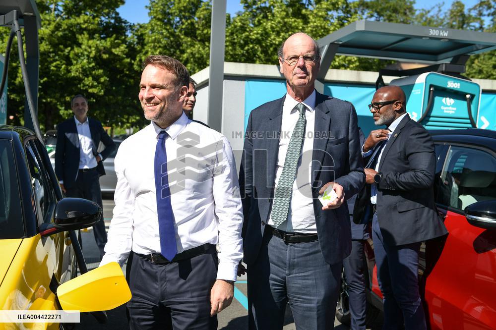 Eric Lombard and Marc Ferracci observe charging points for electric vehicles near Paris - FA