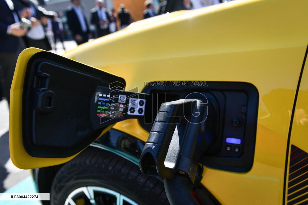 Eric Lombard and Marc Ferracci observe charging points for electric vehicles near Paris - FA