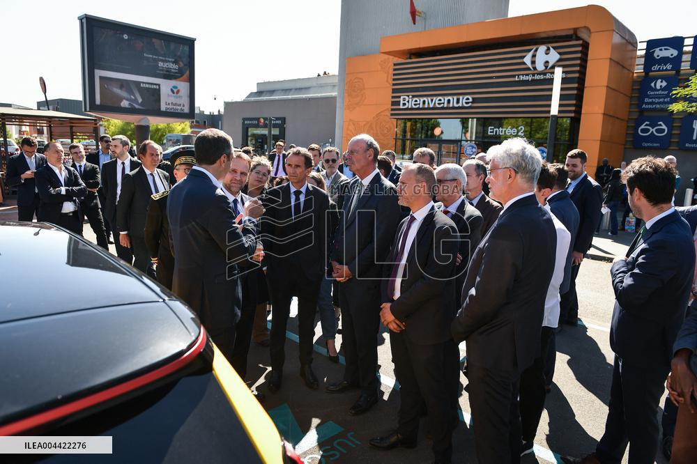 Eric Lombard and Marc Ferracci observe charging points for electric vehicles near Paris - FA