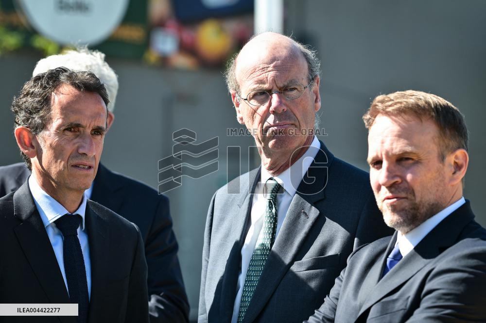 Eric Lombard and Marc Ferracci observe charging points for electric vehicles near Paris - FA
