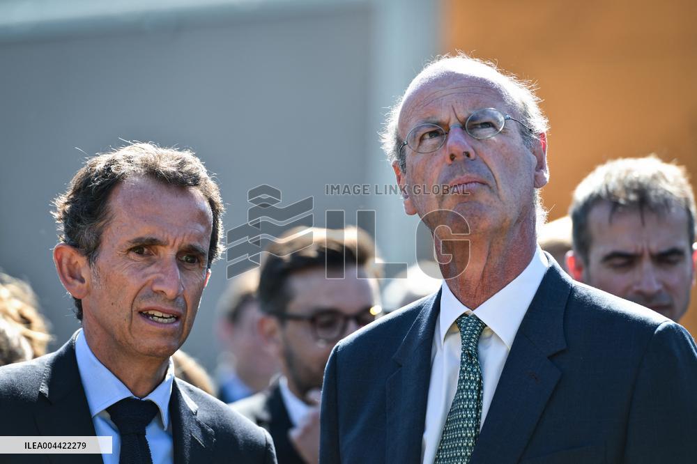 Eric Lombard and Marc Ferracci observe charging points for electric vehicles near Paris - FA