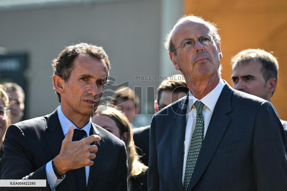 Eric Lombard and Marc Ferracci observe charging points for electric vehicles near Paris - FA