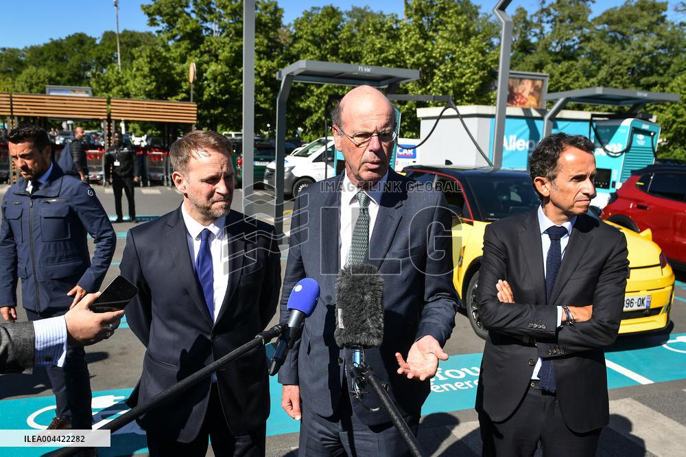 Eric Lombard and Marc Ferracci observe charging points for electric vehicles near Paris - FA