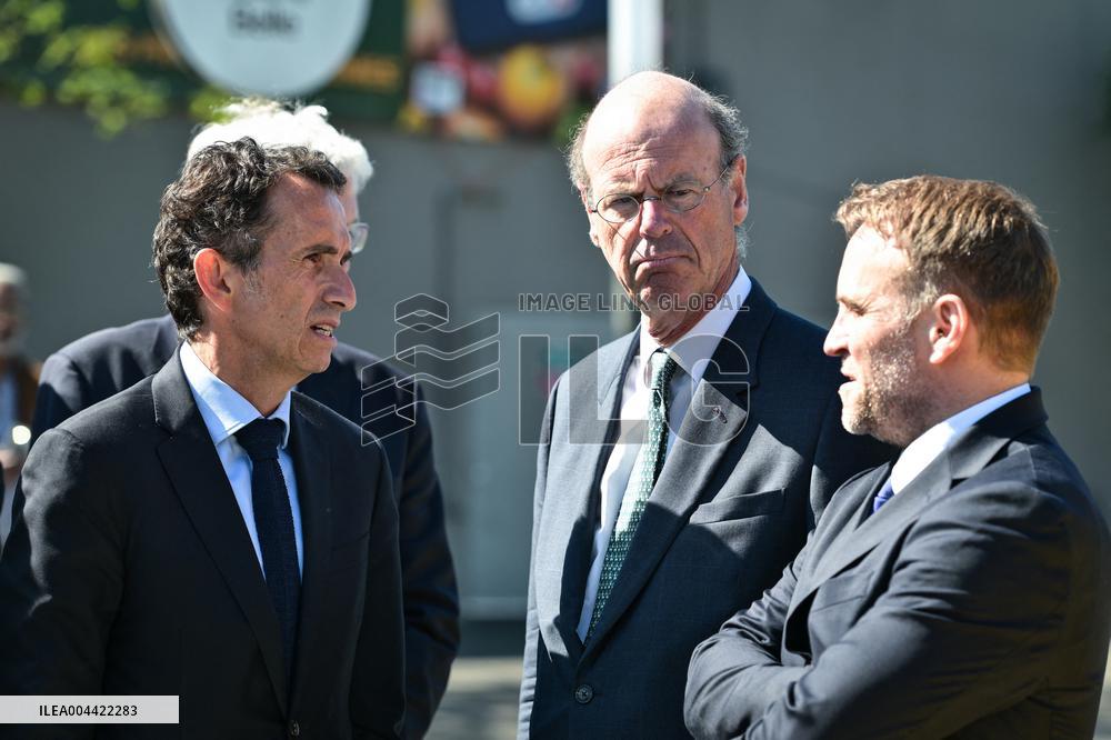 Eric Lombard and Marc Ferracci observe charging points for electric vehicles near Paris - FA