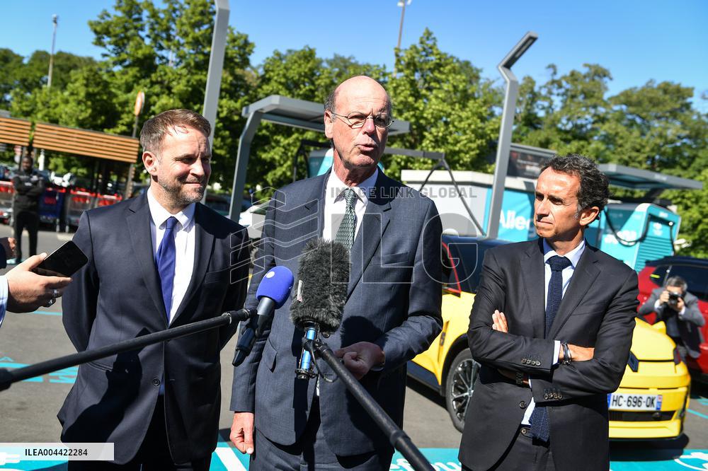 Eric Lombard and Marc Ferracci observe charging points for electric vehicles near Paris - FA