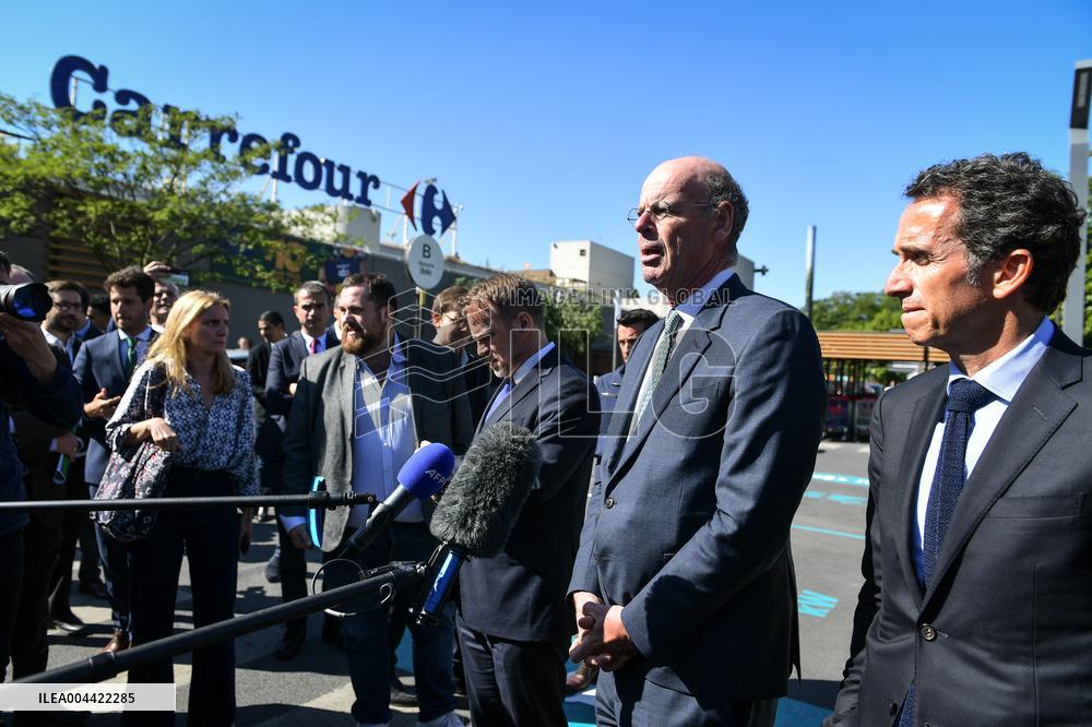 Eric Lombard and Marc Ferracci observe charging points for electric vehicles near Paris - FA