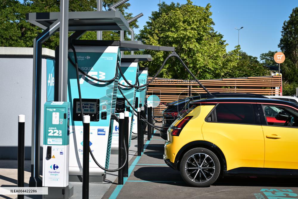 Eric Lombard and Marc Ferracci observe charging points for electric vehicles near Paris - FA