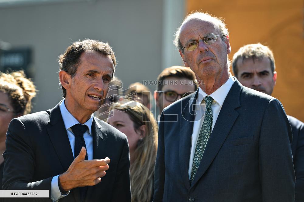 Eric Lombard and Marc Ferracci observe charging points for electric vehicles near Paris - FA