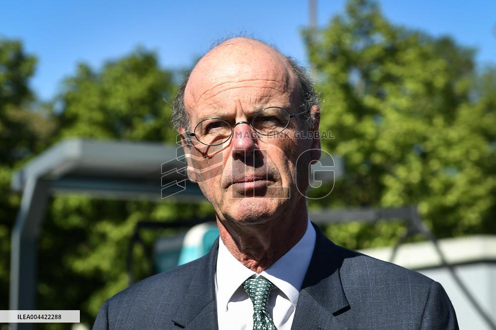 Eric Lombard and Marc Ferracci observe charging points for electric vehicles near Paris - FA