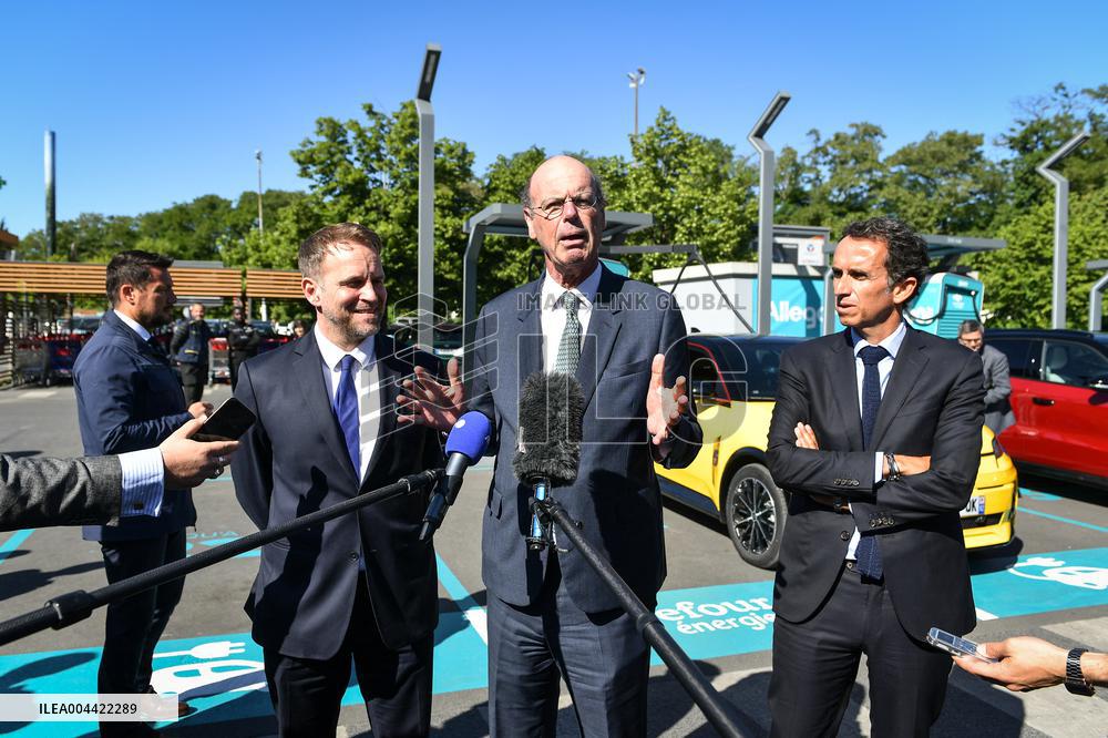 Eric Lombard and Marc Ferracci observe charging points for electric vehicles near Paris - FA