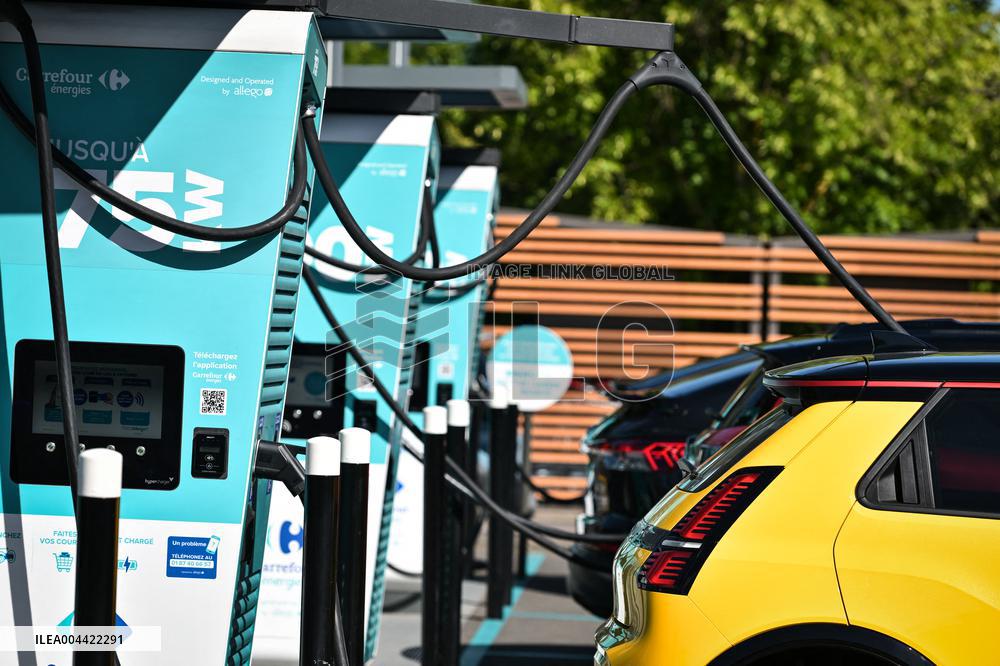 Eric Lombard and Marc Ferracci observe charging points for electric vehicles near Paris - FA