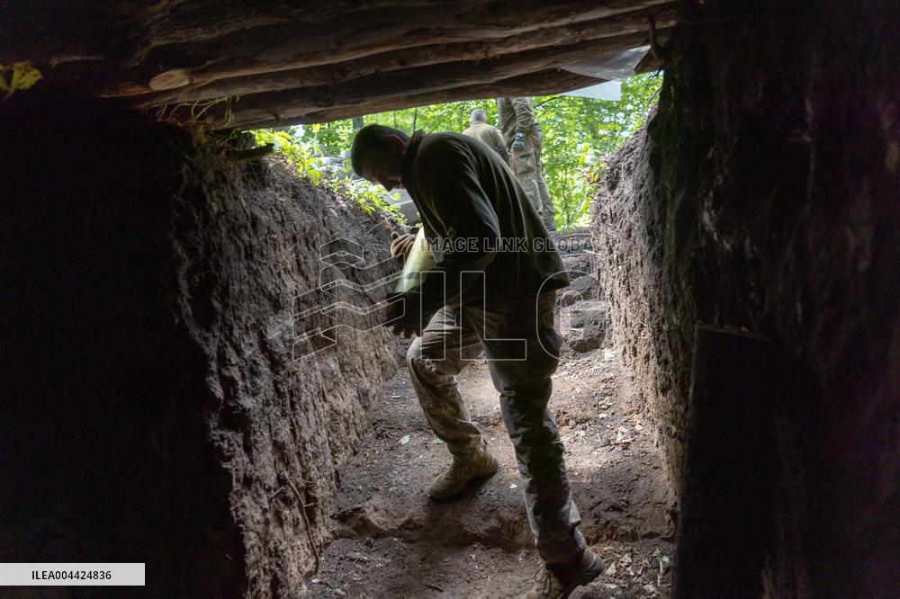 Ukrainian Servicemen Fire KS-19 Near Kharkiv