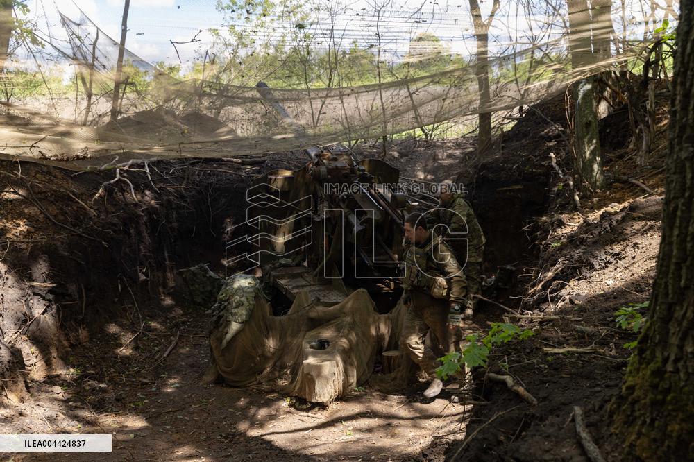 Ukrainian Servicemen Fire KS-19 Near Kharkiv