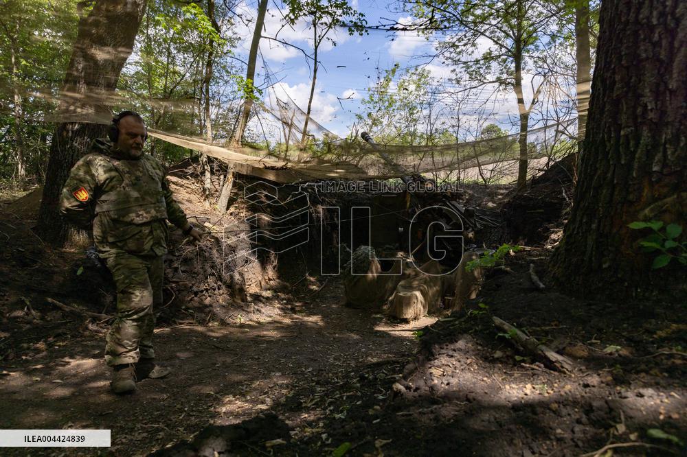 Ukrainian Servicemen Fire KS-19 Near Kharkiv