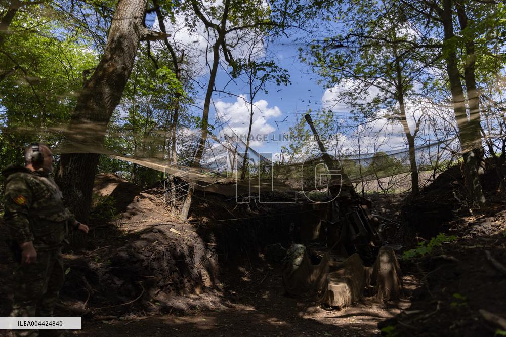 Ukrainian Servicemen Fire KS-19 Near Kharkiv