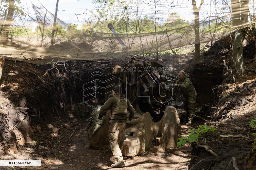 Ukrainian Servicemen Fire KS-19 Near Kharkiv