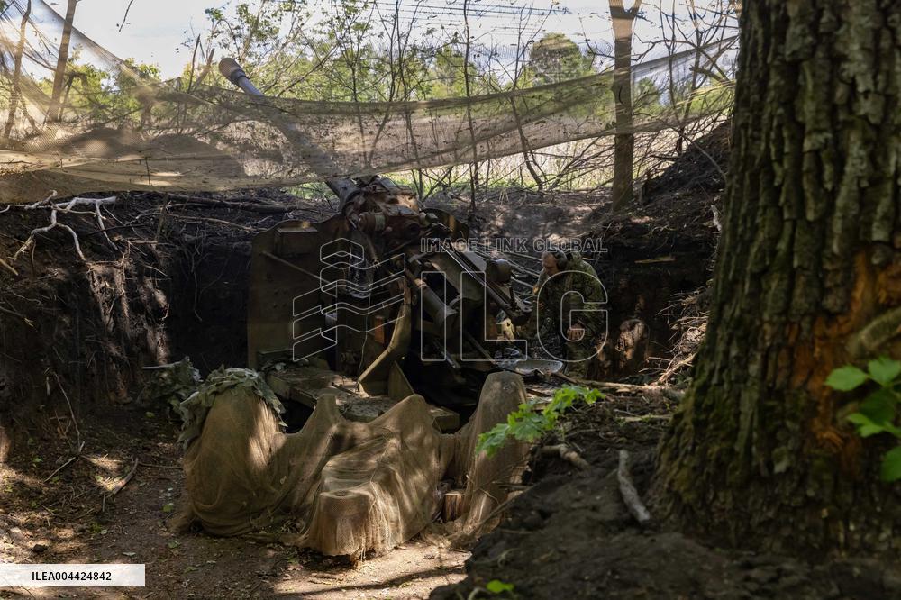 Ukrainian Servicemen Fire KS-19 Near Kharkiv