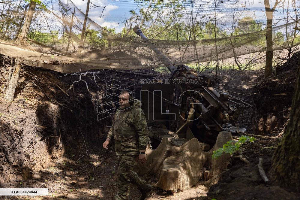 Ukrainian Servicemen Fire KS-19 Near Kharkiv