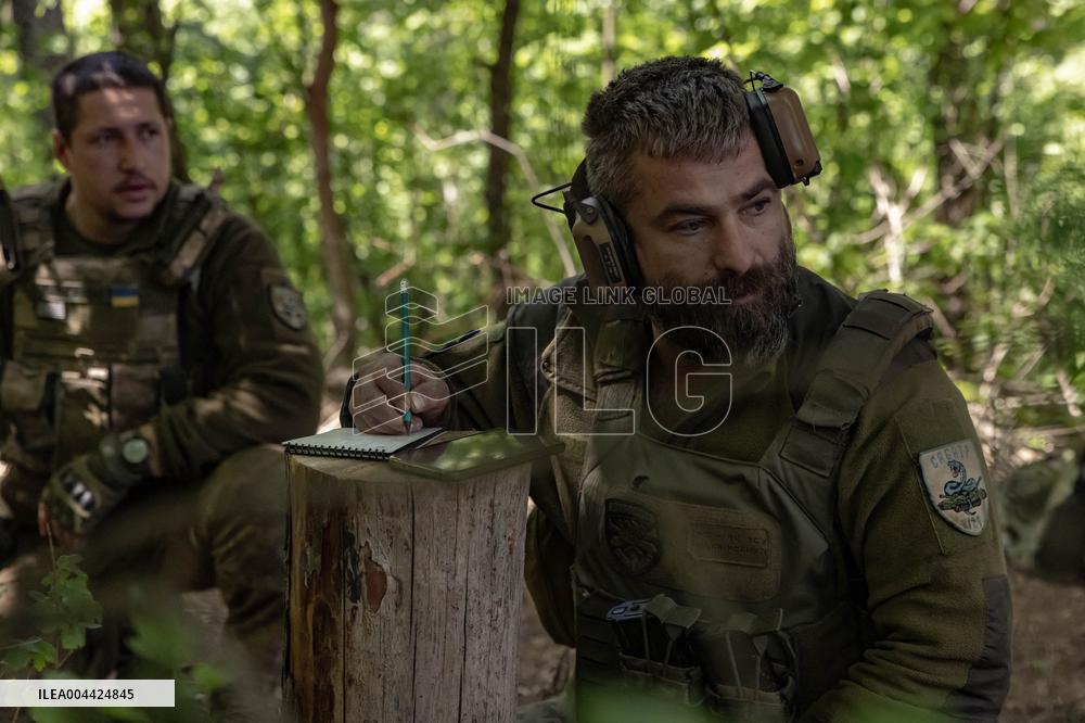 Ukrainian Servicemen Fire KS-19 Near Kharkiv