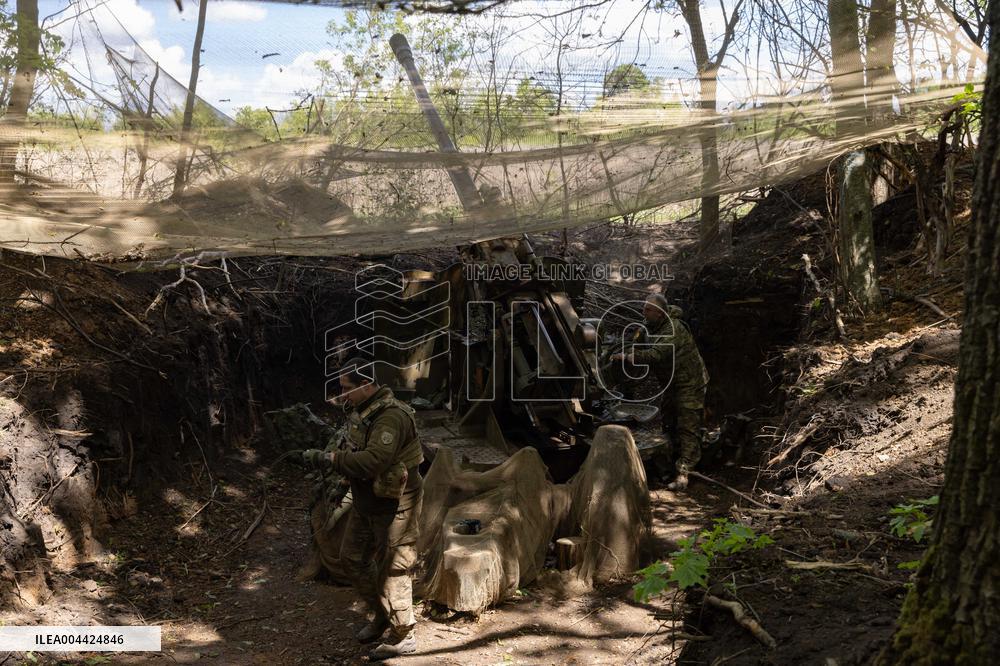 Ukrainian Servicemen Fire KS-19 Near Kharkiv