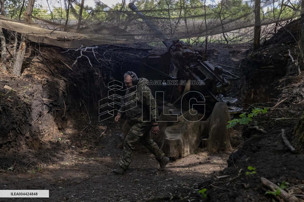 Ukrainian Servicemen Fire KS-19 Near Kharkiv