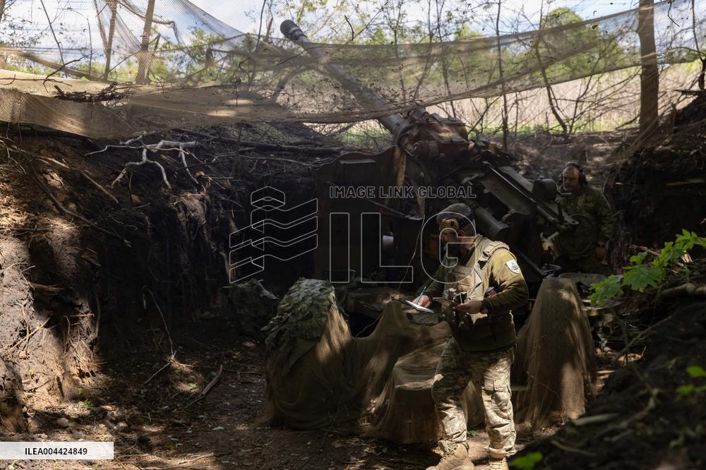 Ukrainian Servicemen Fire KS-19 Near Kharkiv