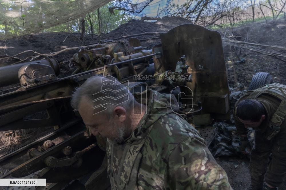 Ukrainian Servicemen Fire KS-19 Near Kharkiv