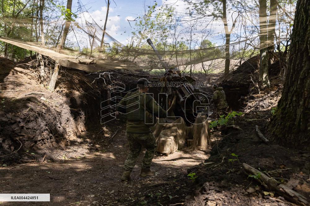 Ukrainian Servicemen Fire KS-19 Near Kharkiv
